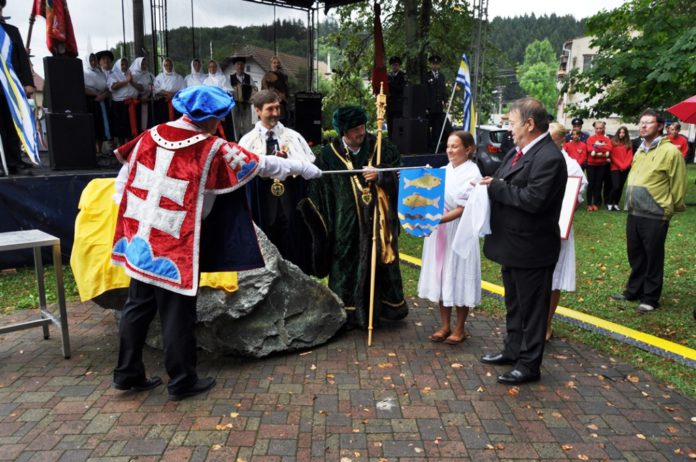 Odhalenie erbu Považského Chlmca