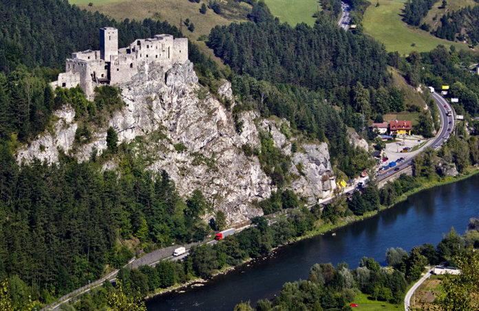 Župný hrad Strečno sa môže zrútiť na frekventovanú medzinárodnú cestu