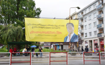 Kandidáti, dbajte, prosím, o verejný priestor a na bezpečnosť ľudí! Reklamné politické zariadenie ohrozuje bezpečnosť verejnosti.