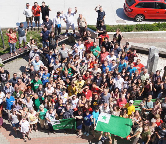 Účastníci Letnej školy esperanta odkazujú: Stretneme sa v Esperantsku! Ni renkontiĝos en Esperantujo!