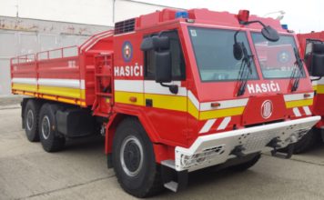MALATINÁ: Žena sa pri požiari nadýchala splodín, pomáhali jej hasiči