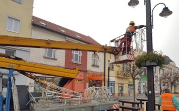 LIPTOVSKÝ MIKULÁŠ: Mesto začalo inštalovať vianočné osvetlenie