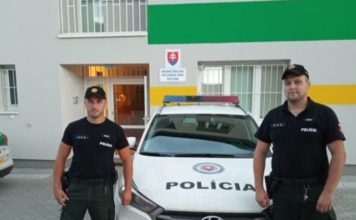 ORAVA: Policajti z Trstenej rozbili okno na aute a zachránili malé dieťa