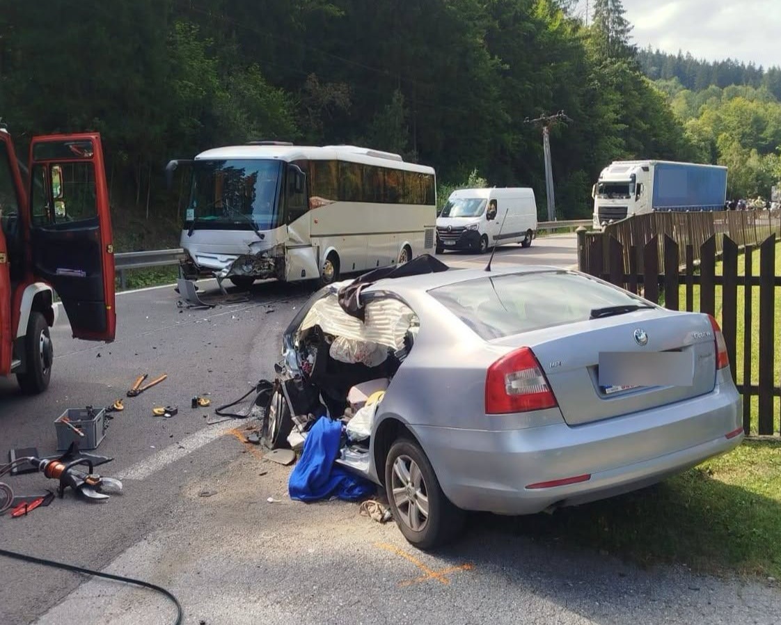 DRÁMA V MAKOVE: Auto sa zrazilo s autobusom, vodiča musel transportovať vrtuľník! Hlásia dvoch zranených