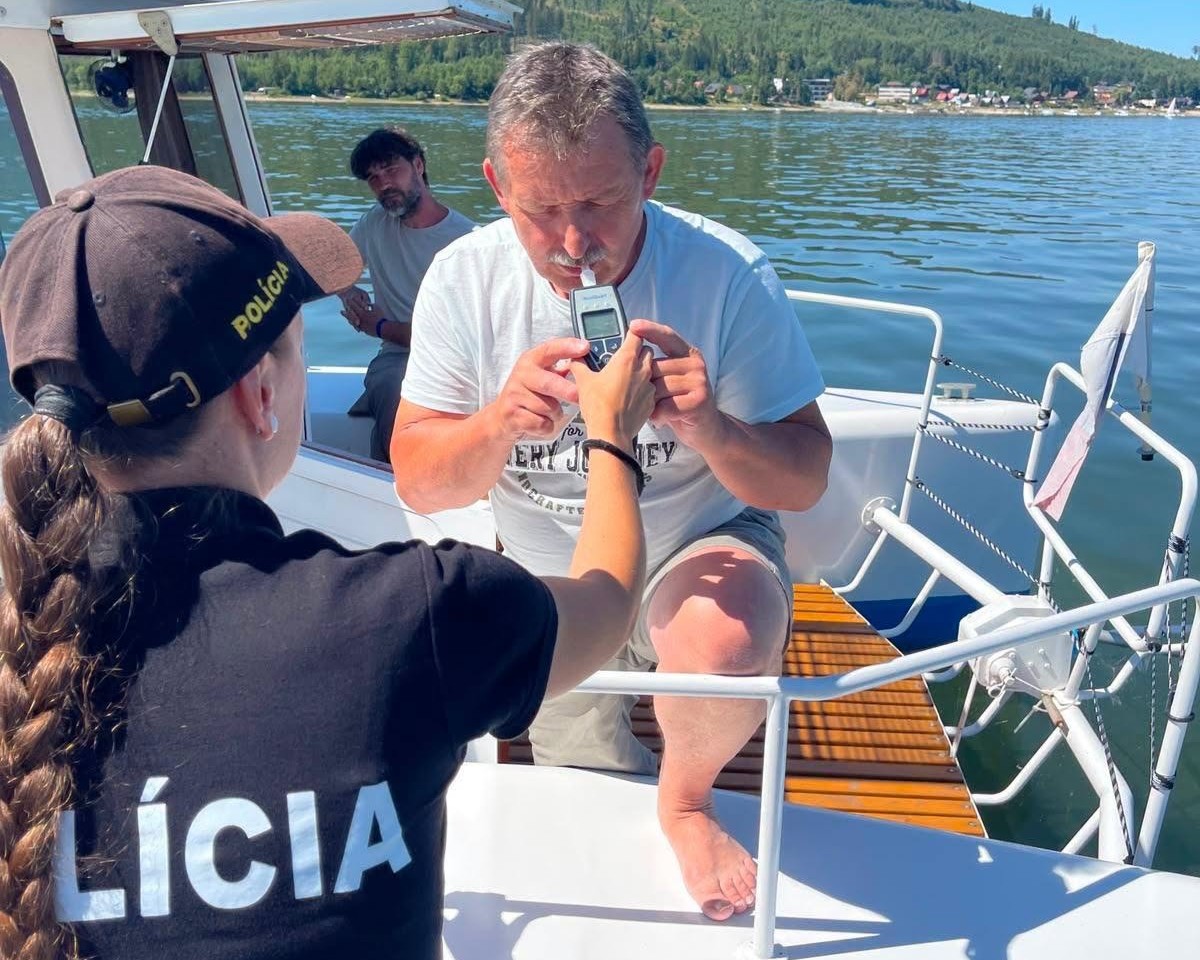 ORAVSKÁ PRIEHRADA: Policajti vyrazili na vodu: Kontrolovali člny, skútre aj alkohol!